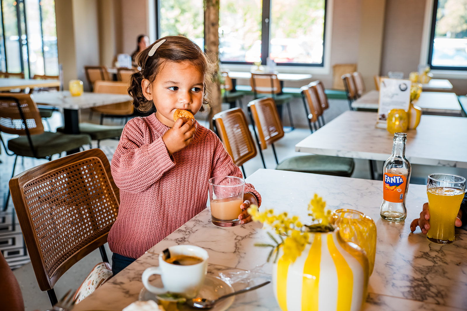 Kind aan tafel in de brasserie
